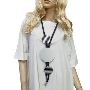 Новое Стильное Черное Кожаное резиновая подвеска длинное ожерелье для женщин, элегантные круглые в полоску декоративные ожерелья, текущие женские украшения