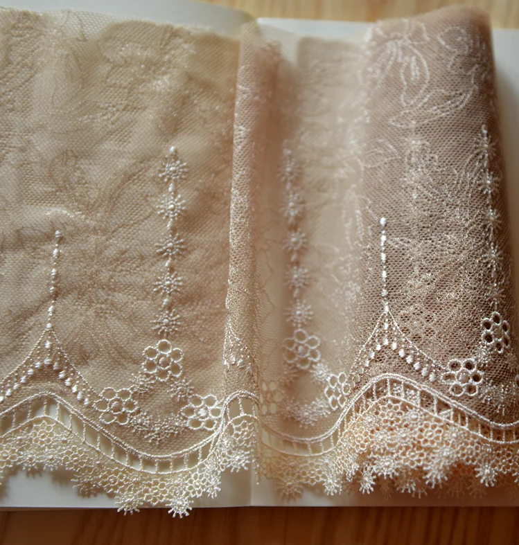 Кружевная ткань с цветочной вышивкой Ширина 17 см | Дом и сад