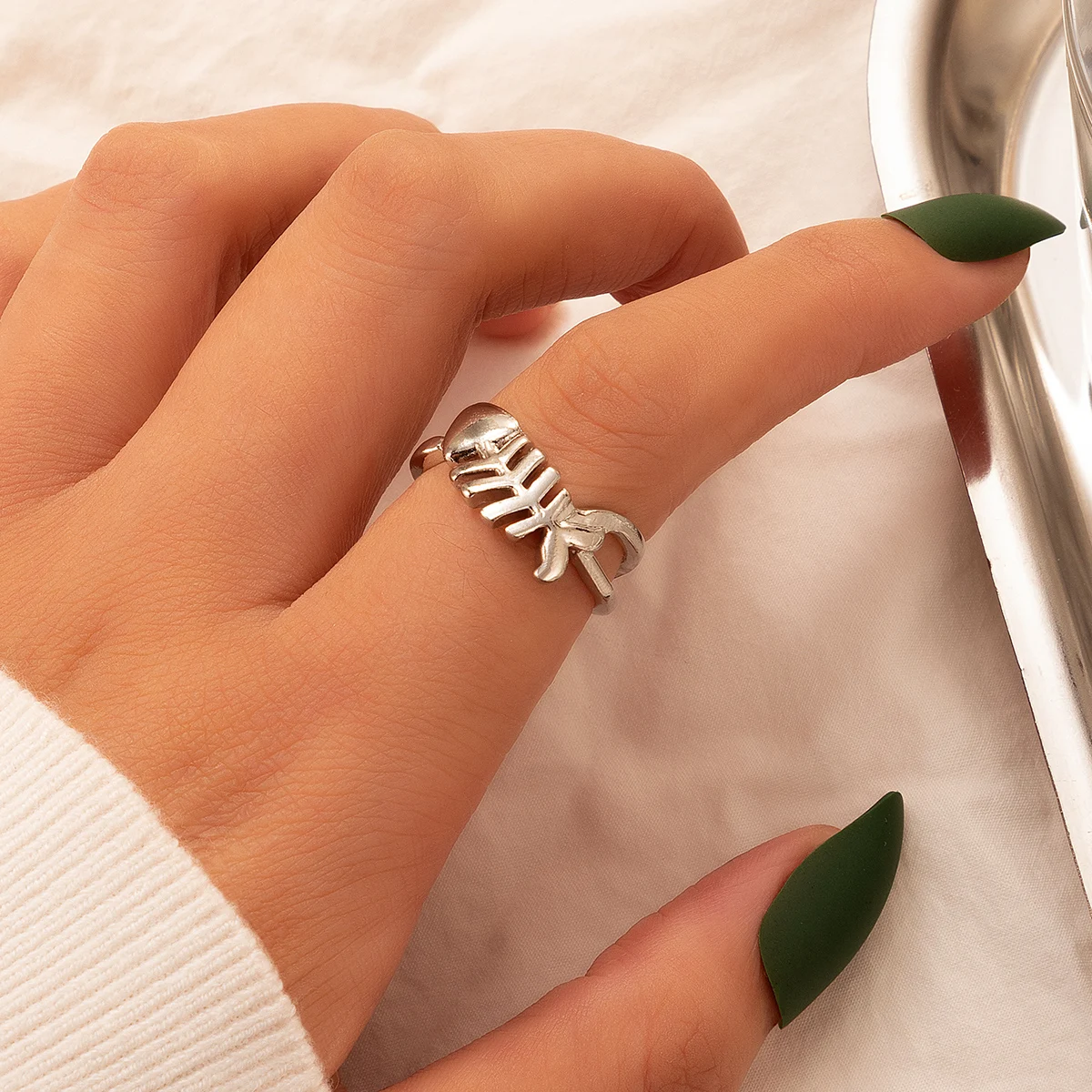 Женское кольцо с бантом и змеей в виде сердца