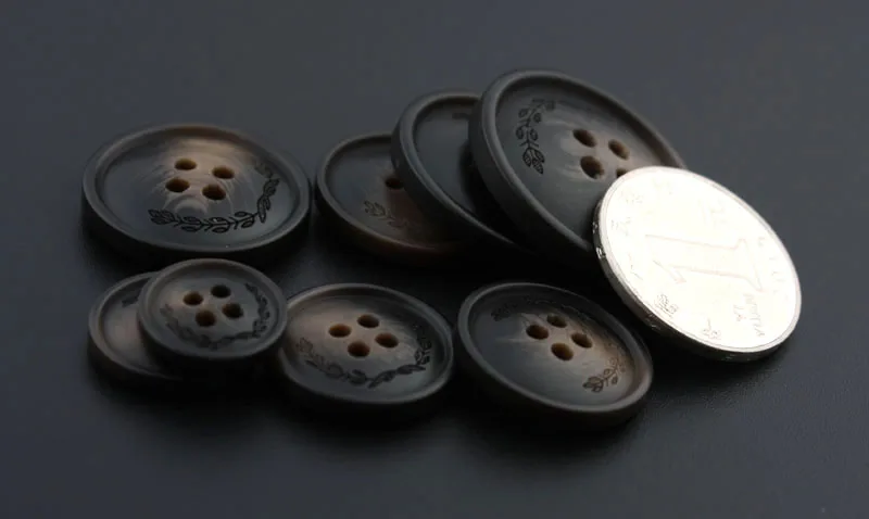 Блейзер-ветровка с круглыми пуговицами брюки коричневого и кофейного цветов на