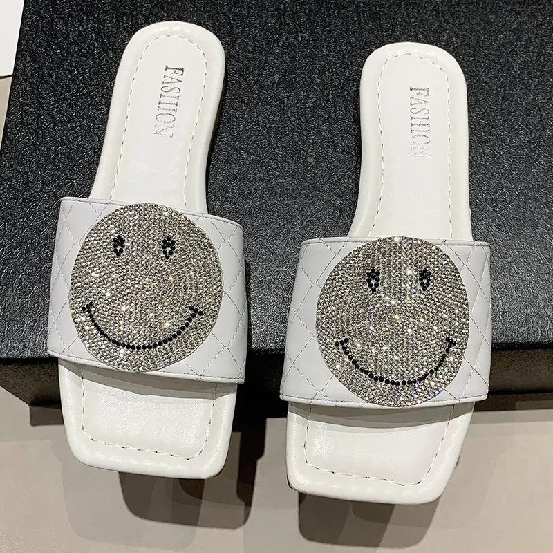 

Шлепанцы со смайликами, женские летние сандалии, 2021, новые модные блестящие женские шлепанцы, пляжная обувь на плоской подошве с бриллианта...