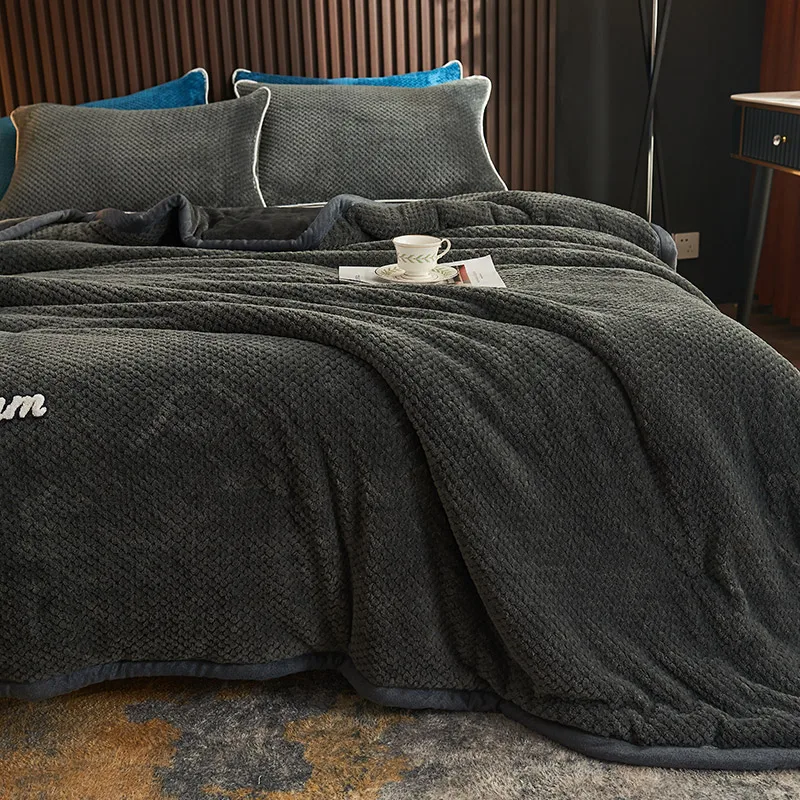 

Gauck 220 г Новое акриловое флисовое трехслойное флисовое и толстое одеяло, циркулирует и дышит, мягкий и пушистый, не линяет.