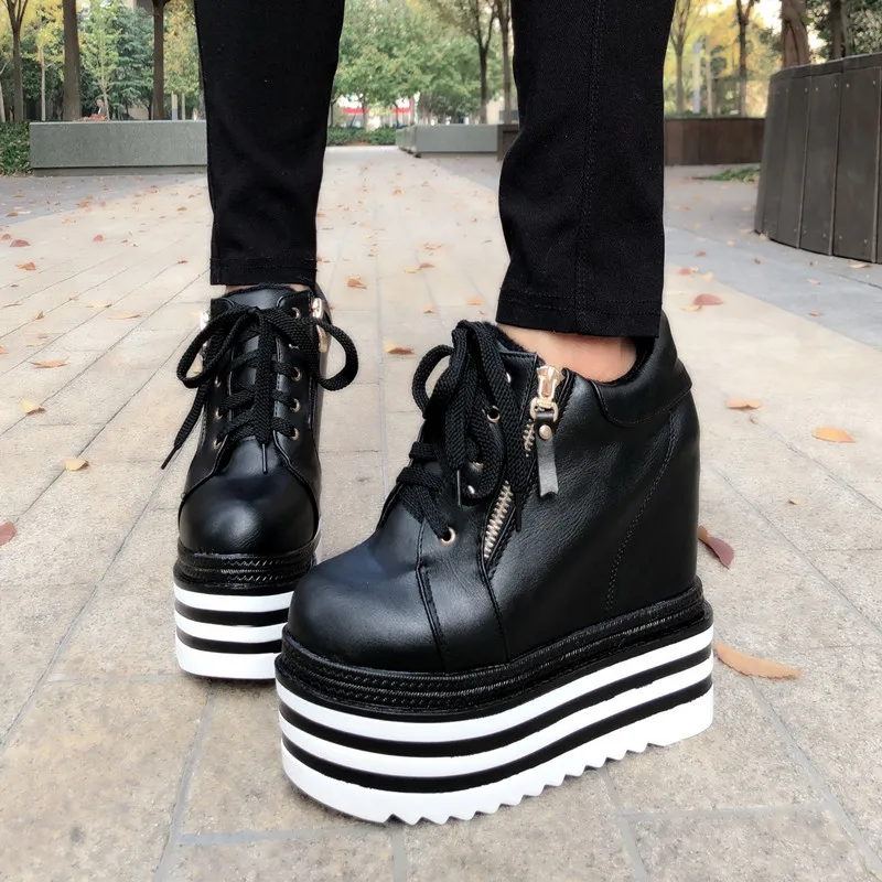 Женские ботильоны на танкетке черные или белые резиновой подошве со шнуровкой