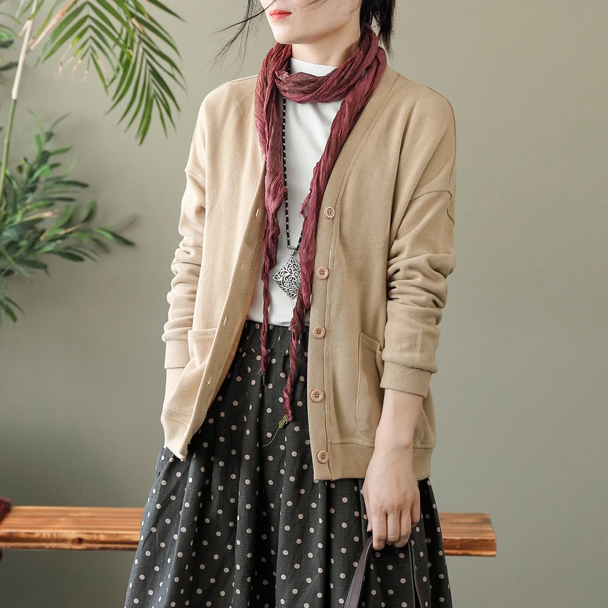 

Осень 2021 Новинка Универсальный черный топ с V-образным вырезом Универсальный жакет с длинным рукавом свободный однобортный хлопковый свите...