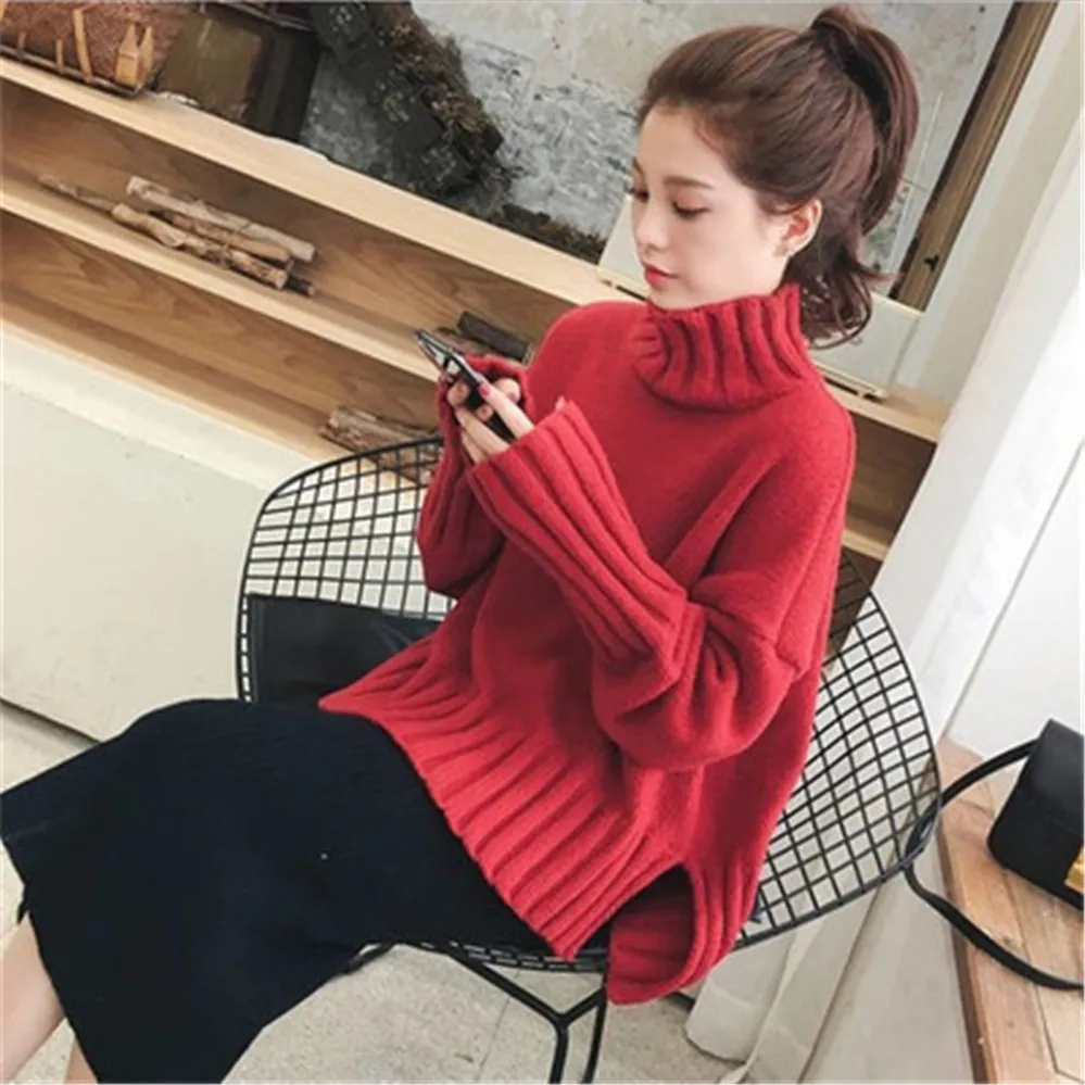 Модный толстый вязаный свитер с высоким воротником красного и розового цвета