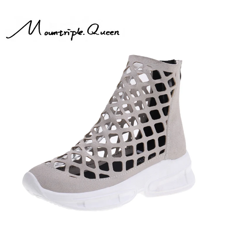 Женские удобные спортивные босоножки на танкетке черные и белые плоской подошве