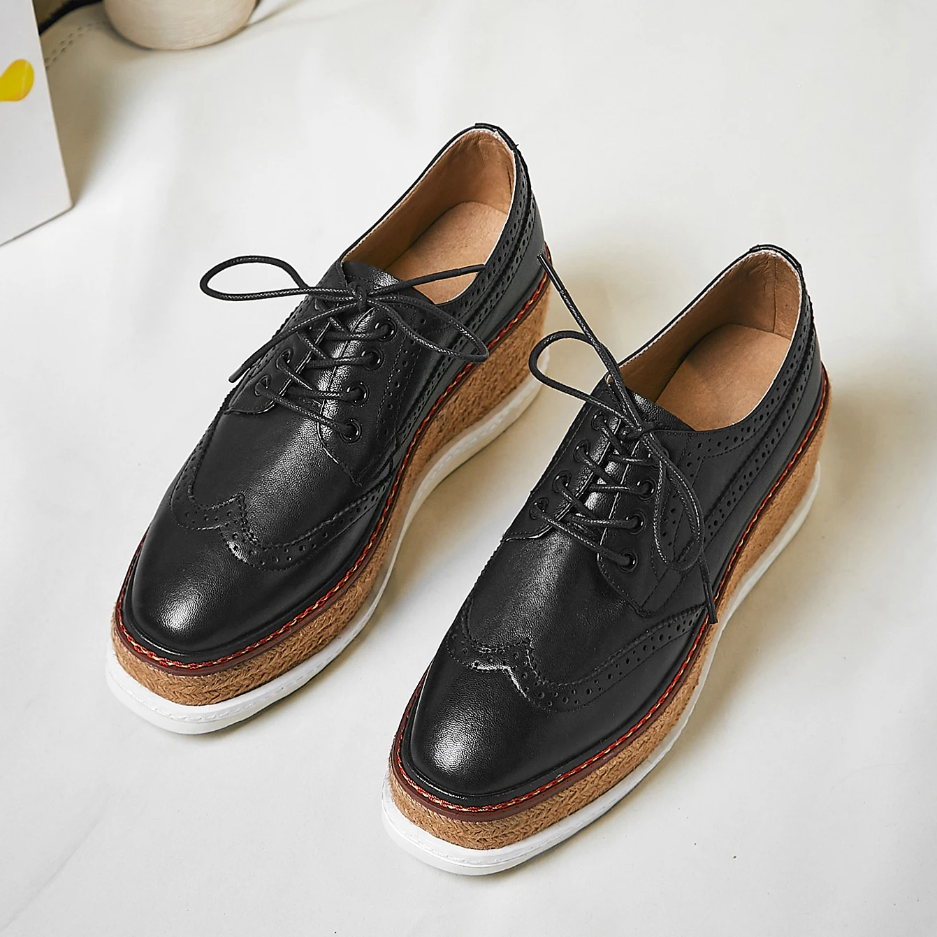 Женские туфли-оксфорды из натуральной кожи на платформе шнуровке с квадратным