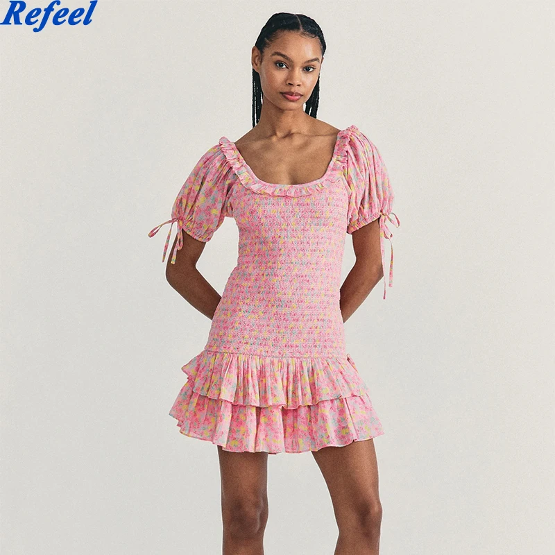 Модное летнее платье бежевого цвета с коротким рукавом оборками облегающее