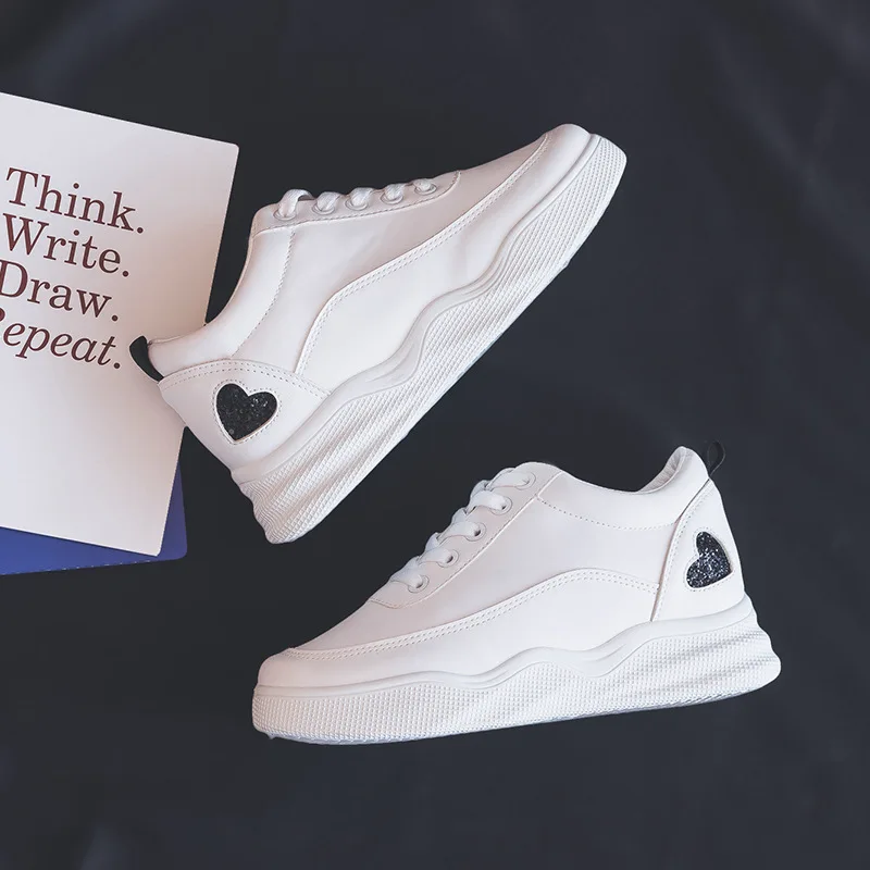 Модные женские кроссовки из искусственной кожи с сердечками Белые туфли на