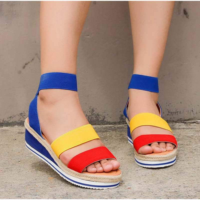 Женские босоножки на танкетке Летняя женская обувь платформе Яркие цвета Обувь