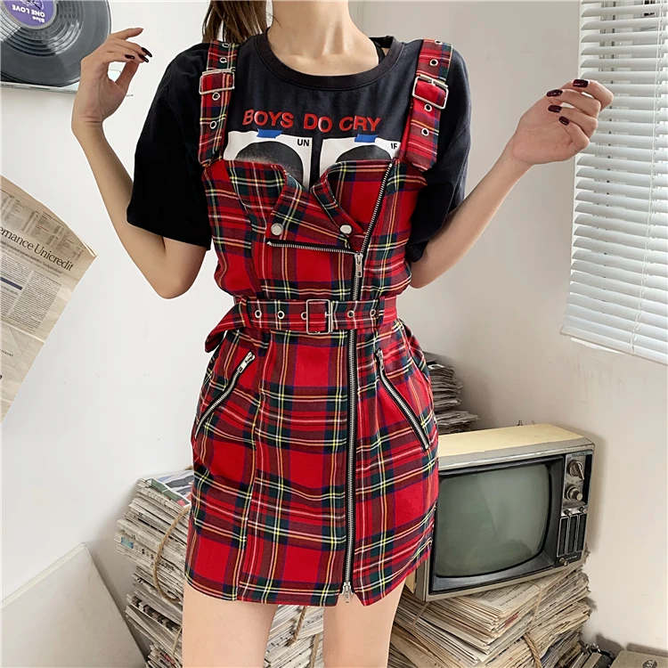 Женское платье на бретельках без рукавов мини в клетку с открытыми плечами