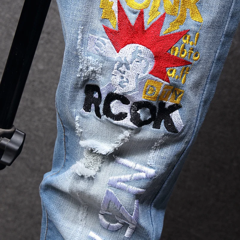 Мужские джинсы в стиле панк светильник-голубые рваные с надписью и граффити