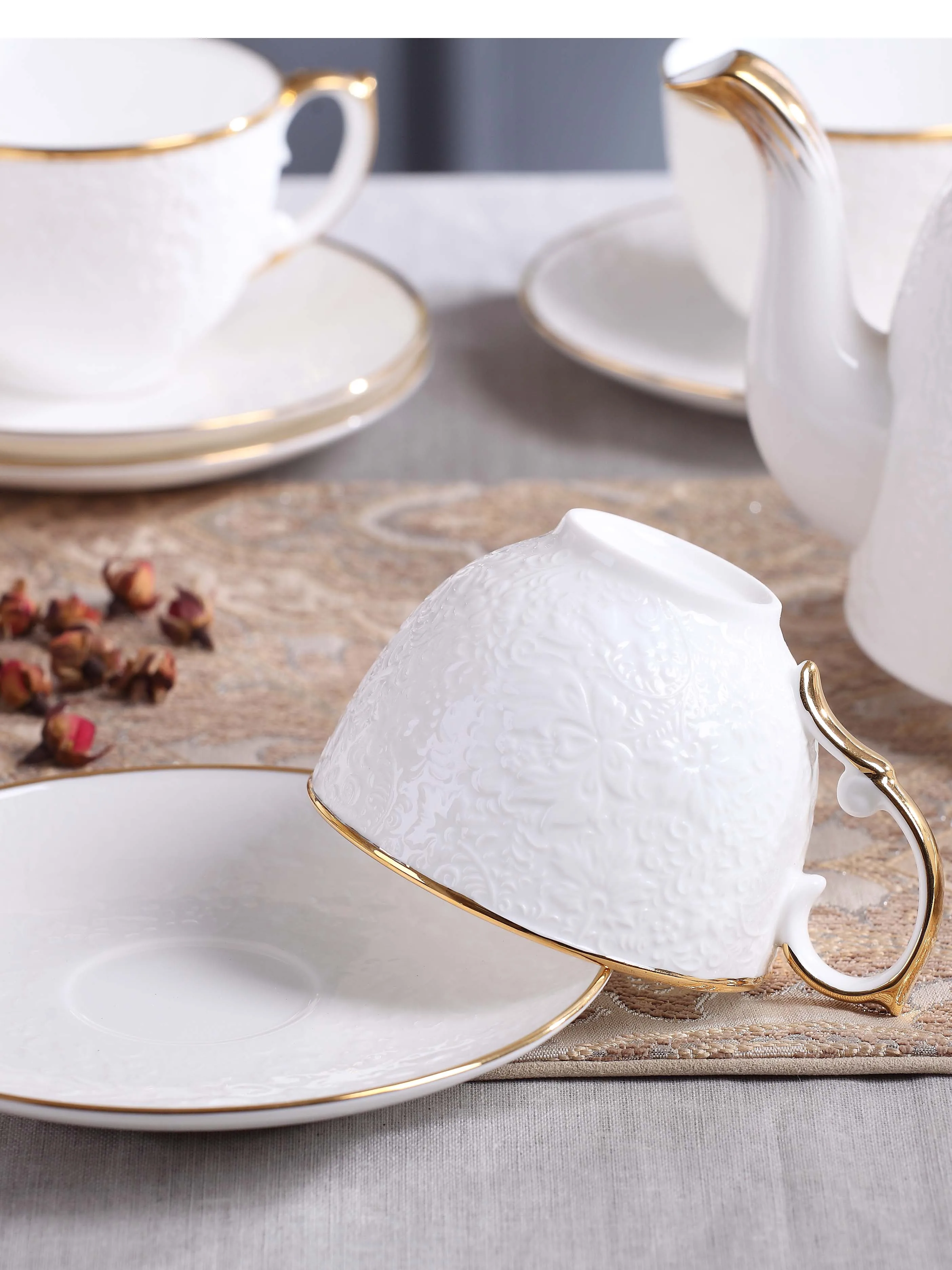 Роскошные Керамика белые чайные чашки фарфоровая чашка и блюдце чайный сервиз