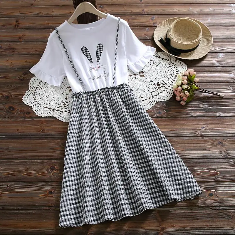 Женское летнее платье имитирующее из двух частей на бретелях с вышивкой коротким