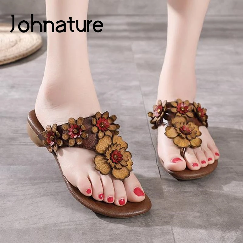 Женские шлепанцы из натуральной кожи Johnature с заклепками и цветами для улицы