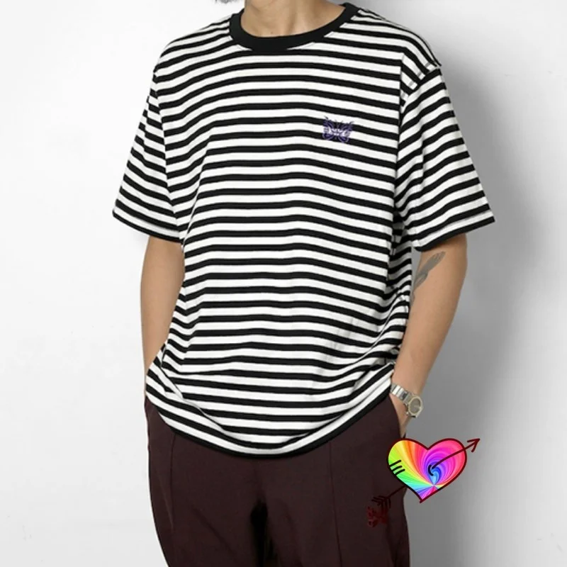 

2021 футболка с вышивкой иглы для мужчин и женщин, Высококачественная футболка с карманами и вышивкой фиолетовой бабочки, топы в полоску с кор...