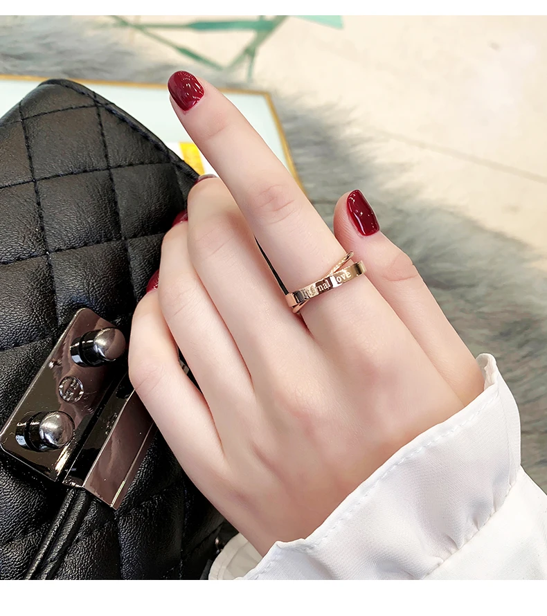 Женское кольцо с двойной петлей из титановой стали цвета розового золота |