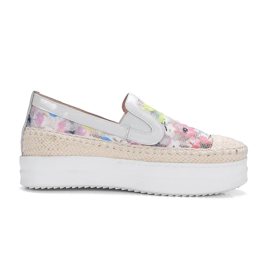 Женские туфли с вышивкой QUTAA черные из натуральной кожи на платформе круглым