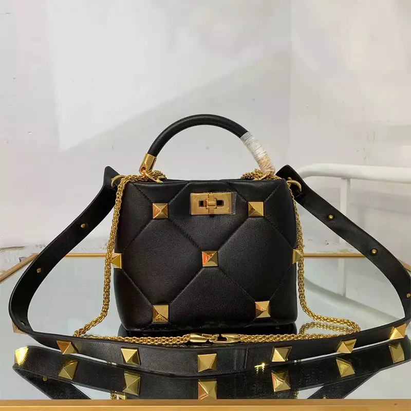 

2021 new luxury rivet bucket shoulder bag, high quality leather and sheepskin handbag, two free shoulder straps