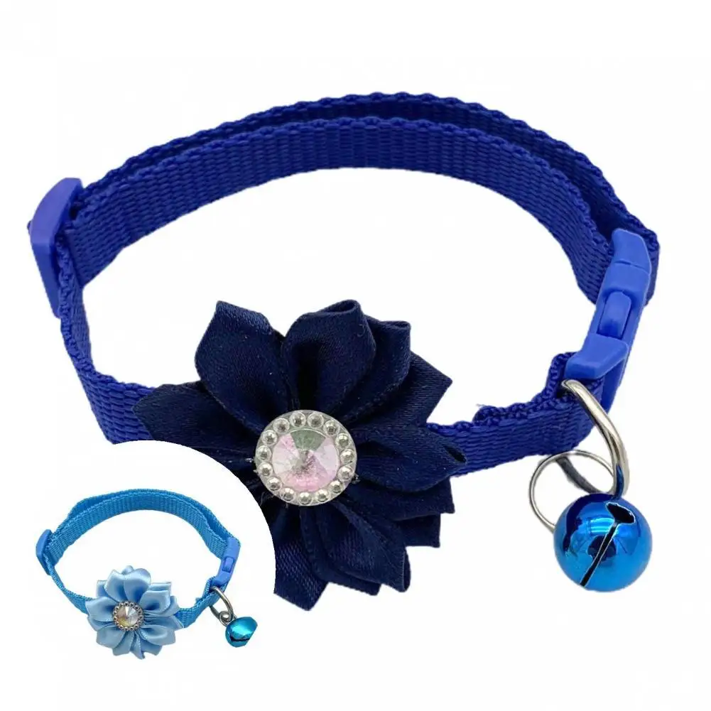 

Ошейник для кошек, милый ошейник для собак и кошек, цветочный ошейник с колокольчиком, удобный в носке модный аксессуар, ошейник для домашни...