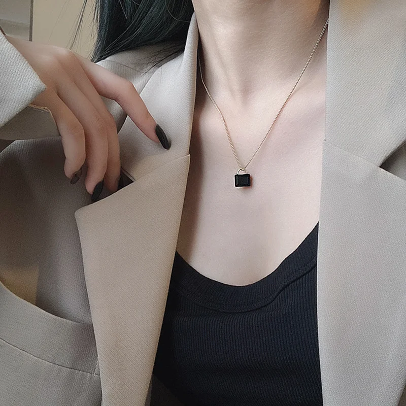 

Cute Crystal Bag Pendant Necklace Summer Simple Clavicle Chain Small Exquisite Jewelry Accessories Fashion Gift Wedding Memorial