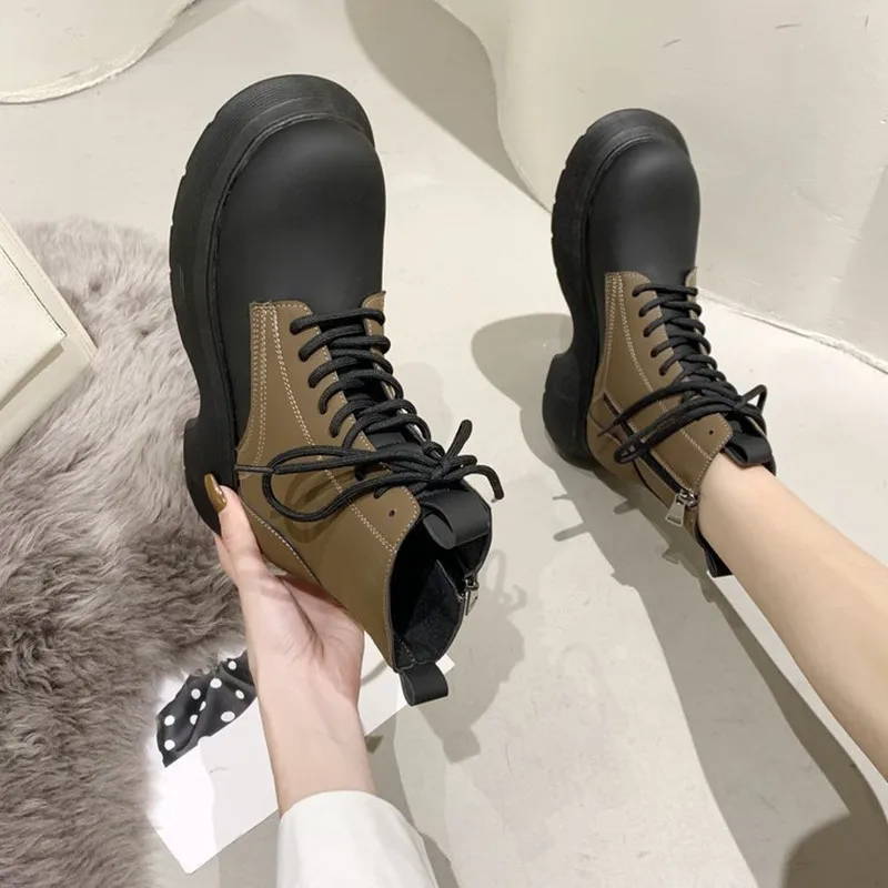 

Короткие женские ботинки на весну и осень, новые модные красивые ботинки мартинсы на платформе, на молнии, со шнуровкой