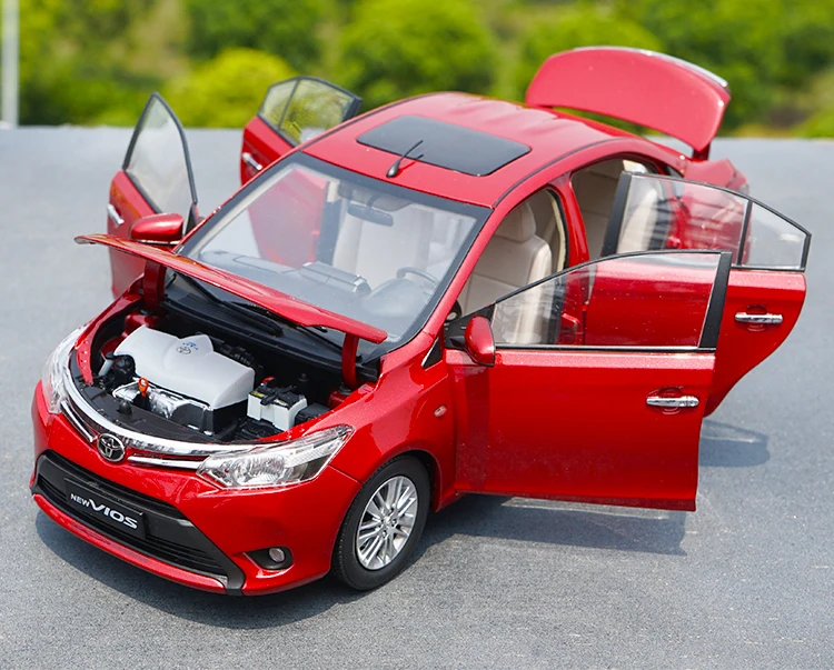 

Модель автомобиля TOYOTA VIOS, красный/синий, литый под давлением, Для Седана, металлическая модель автомобиля 1:18 2013