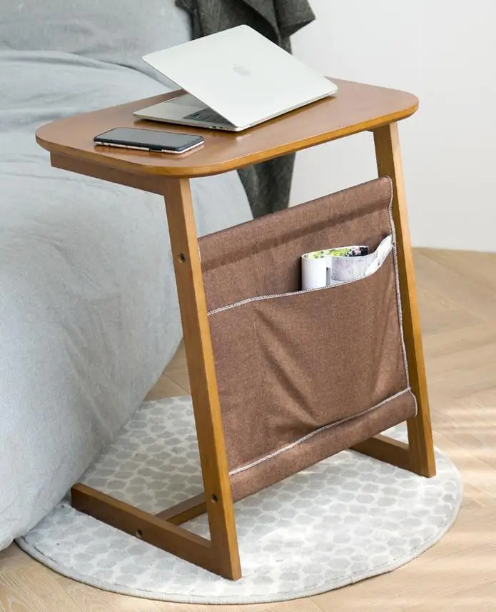 Гостиная-небольшой чайный столик и несколько угловых диванов-кроватей спальный