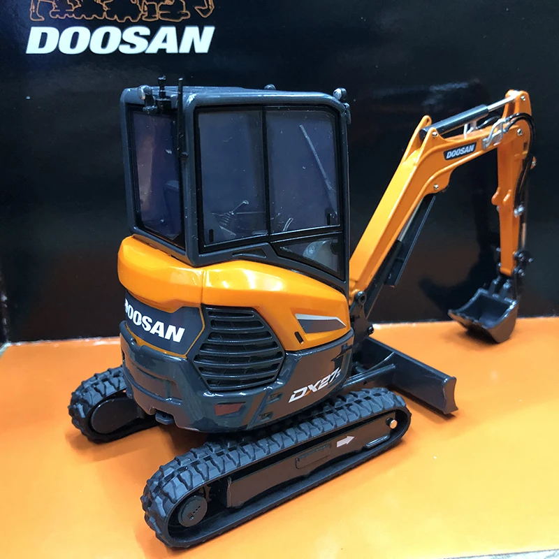 Модель инженерного автомобиля Doosan Dx27z масштаб 1:25 модель гусеничного экскаватора