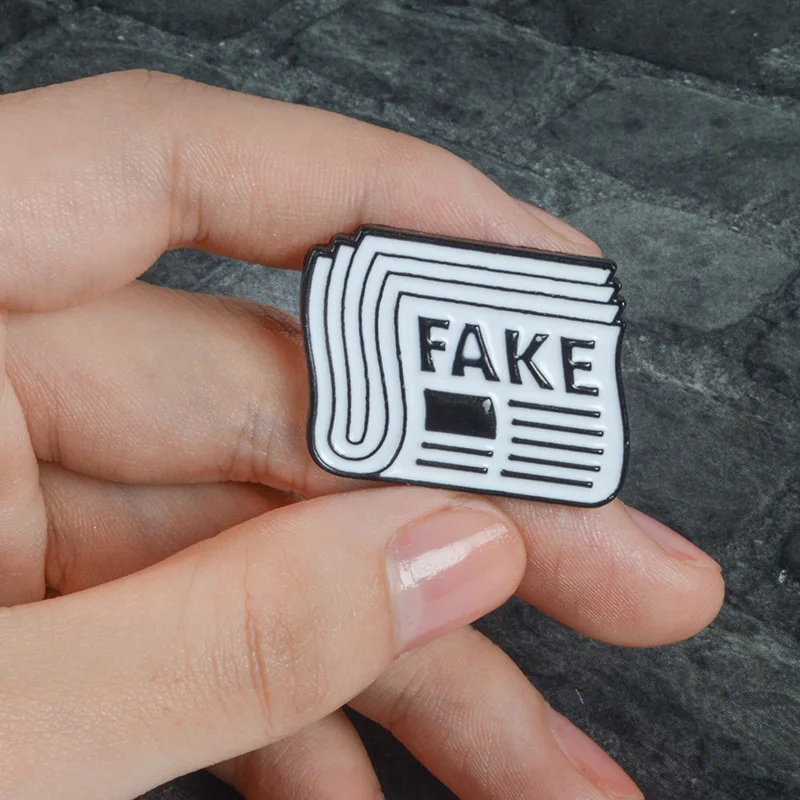 

Fake Newspaper Brooch Fashion Jewelry Black White Lapel Pin Ceative Gifts Backpack Badge Funny Enamel Pins Cartoon Chest Brooch