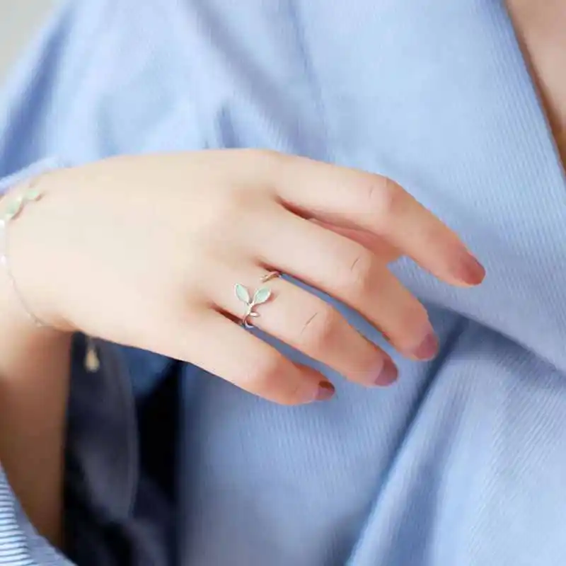 Кольцо женское из серебра 925 пробы с зелеными опаловыми листьями YRI135 | Украшения и