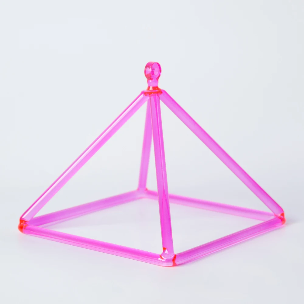 Пирамида кварцевая пения большого размера пирамида с кристаллами розового цвета