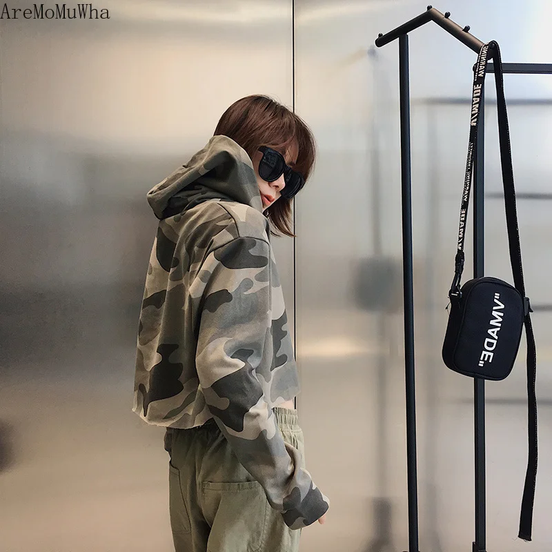 Осенняя короткая укороченная камуфляжная женская рубашка с капюшоном и высокой