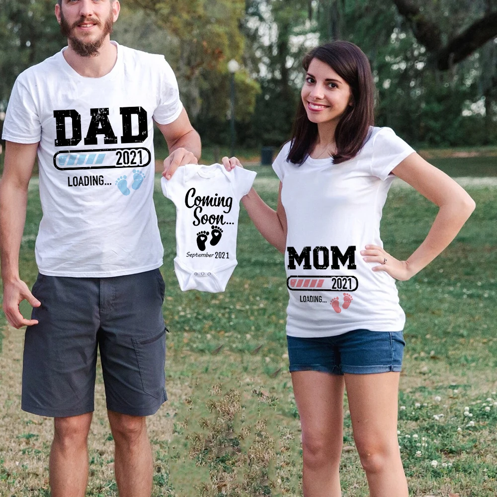 

2021 New Cute Dad +Mom+ Baby Printed Family T-Shirt Baby Coming Soon Pregnancy Announcement Tshirts Baby Shower Gifts