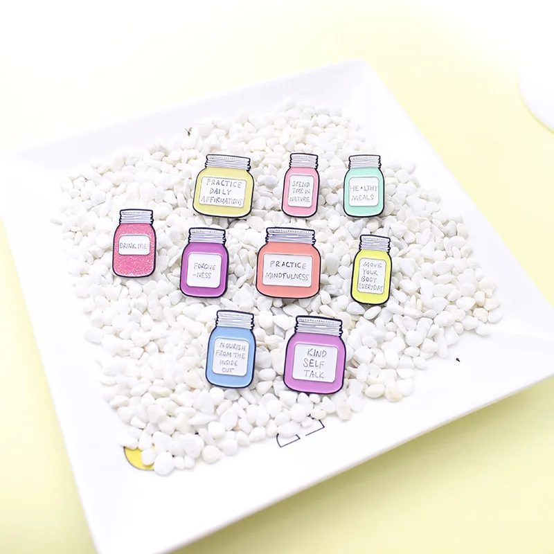 Металлическая эмалированная брошь в форме бутылки из витражного стекла