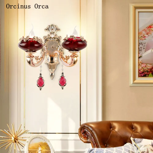 

Европейский ретро красный Хрустальный настенный светильник для гостиной, отеля, спальни, прикроватная лампа, роскошный романтический руби...