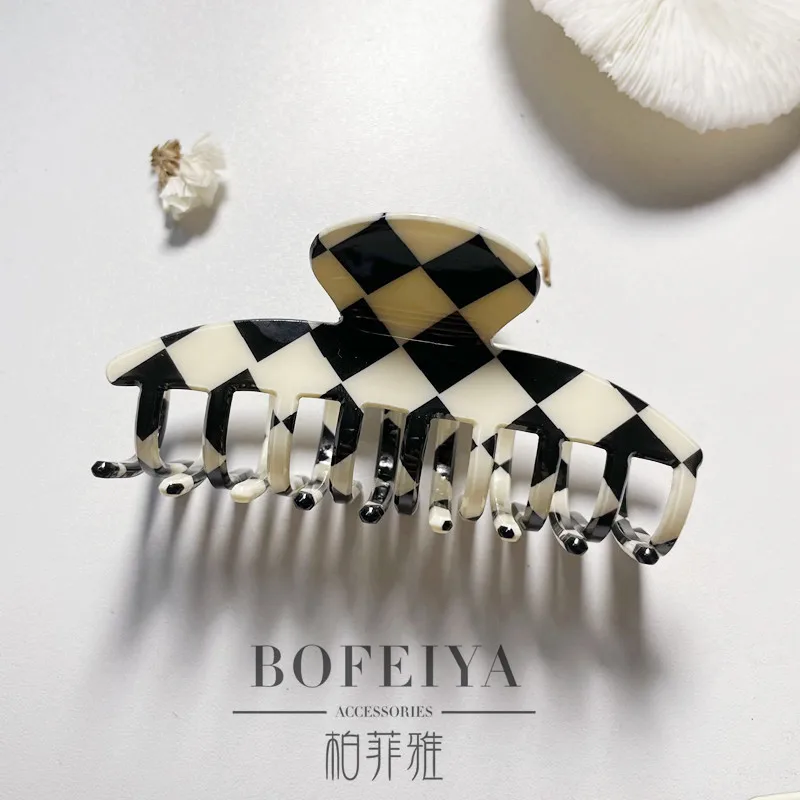 Заколка-краб для волос женская ацетатная в черно-белую клетку |