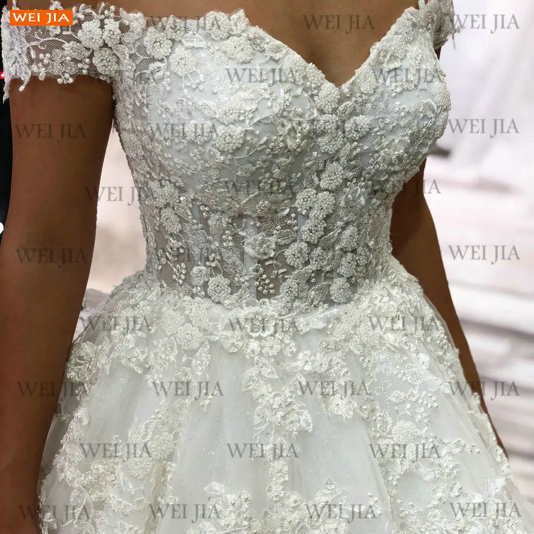 Свадебное платье цвета слоновой кости с открытыми плечами на шнуровке жемчугом