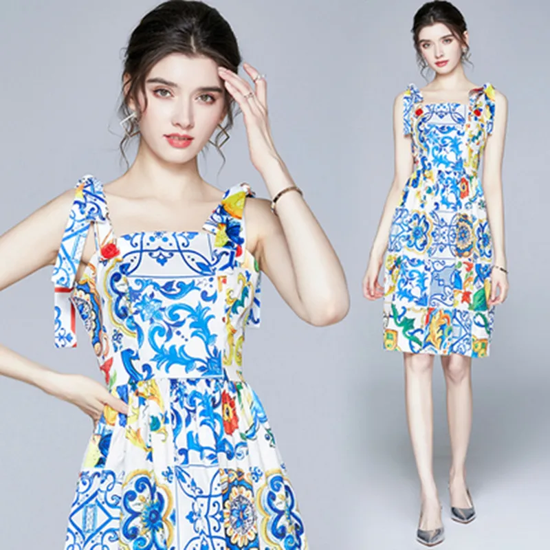 Женское модельное платье для отпуска праздничное с бантом на бретельках и