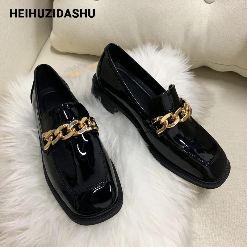 Роскошные лоферы с золотыми цепочками Женская обувь из лакированной кожи