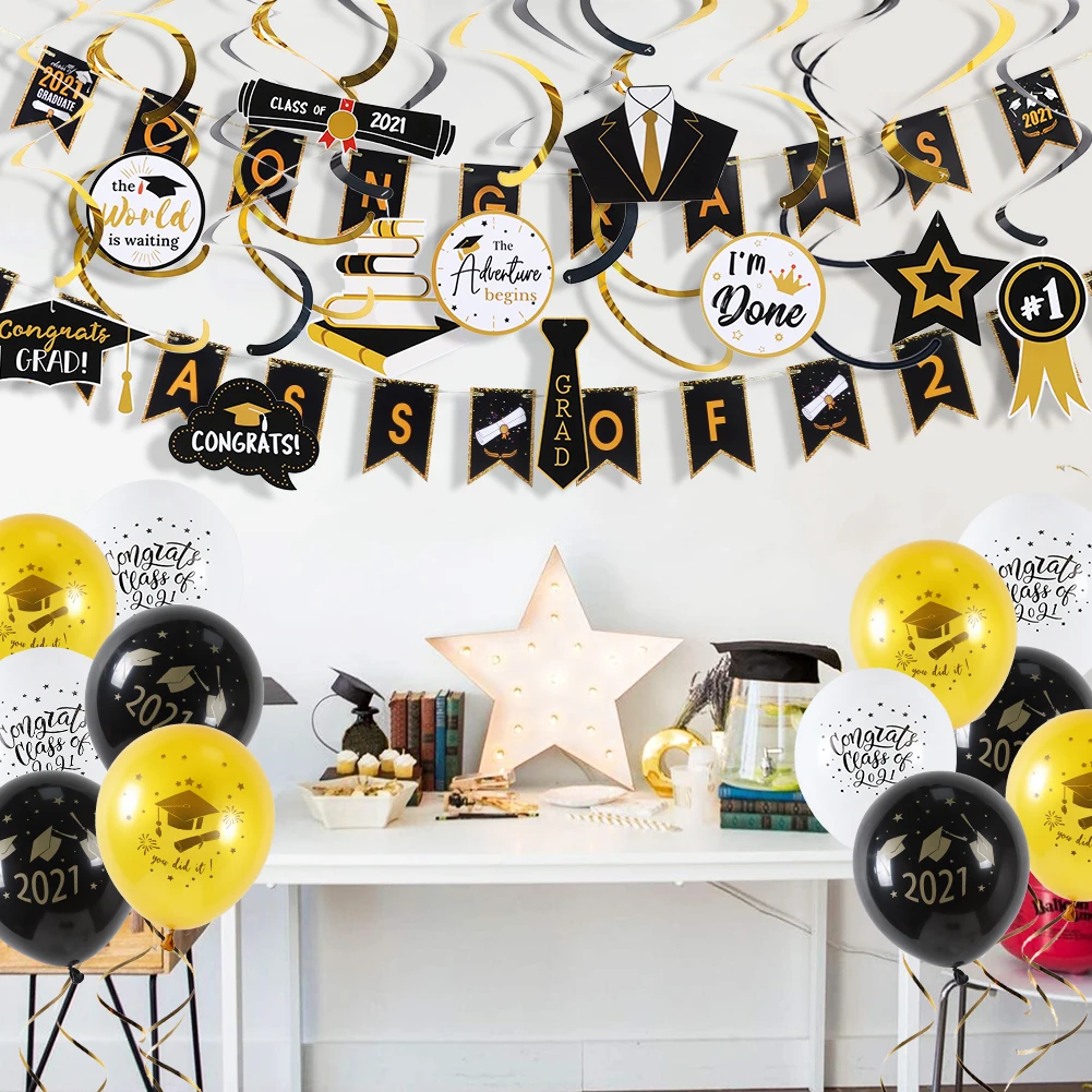 Выпускной 2021 воздушных шаров из латекса висит баннер с поздравлениями вихрем