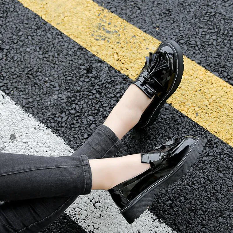 Брендовая обувь с перфорацией типа броги женская ярких цветов на платформе