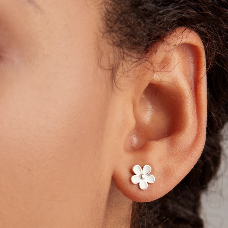 Женские серебряные серьги гвоздики белая эмаль с прозрачным кубическим