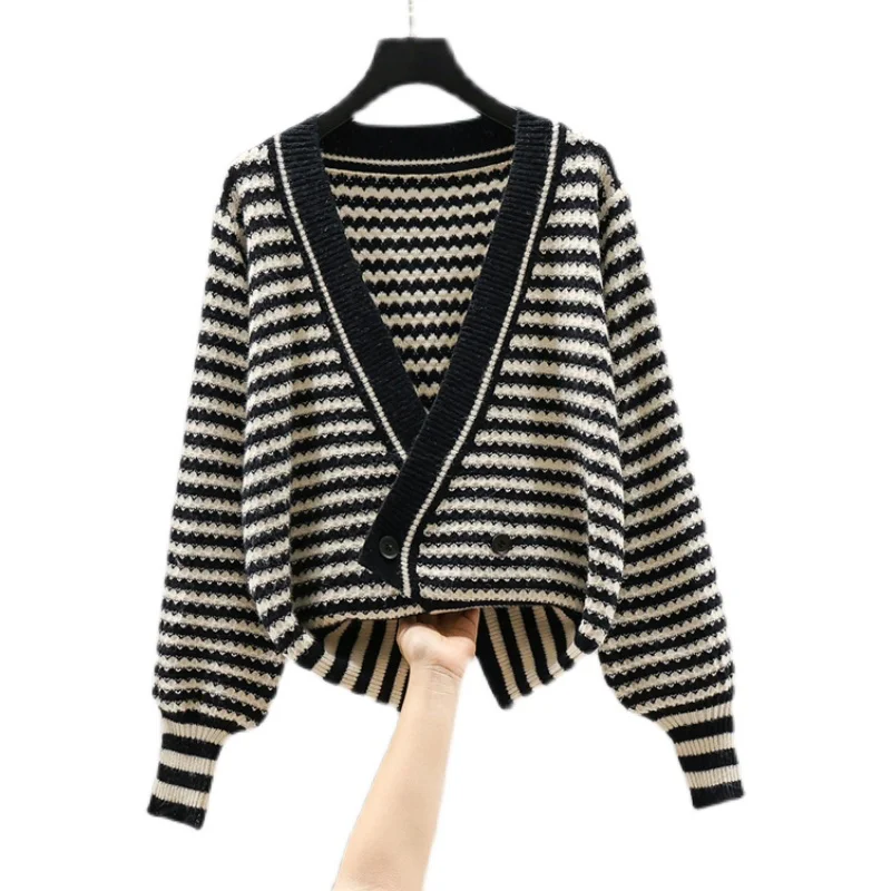 Кардиган вязаный в полоску с V-образным вырезом и ремешком [211453] 40 |