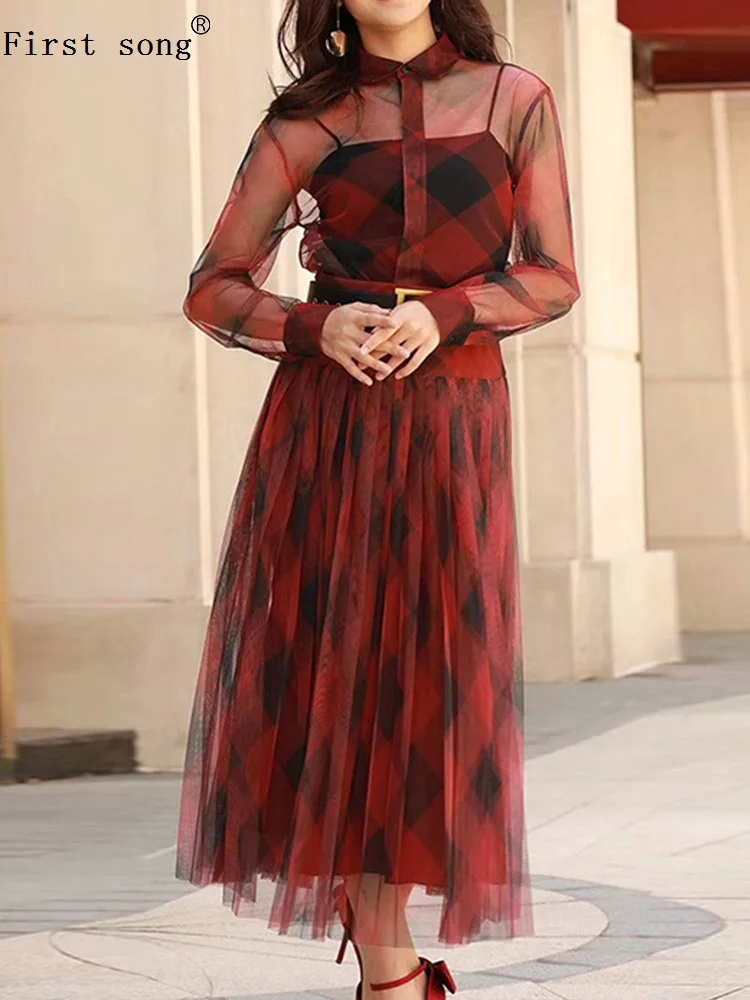 Женский прозрачный костюм из двух предметов рубашка с вырезом и геометрическим