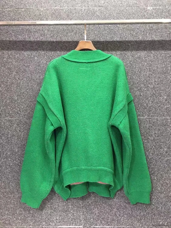 

2021 early spring new fashion women's V-neck chest diamond stitching decoration long-sleeved wild sweater 105