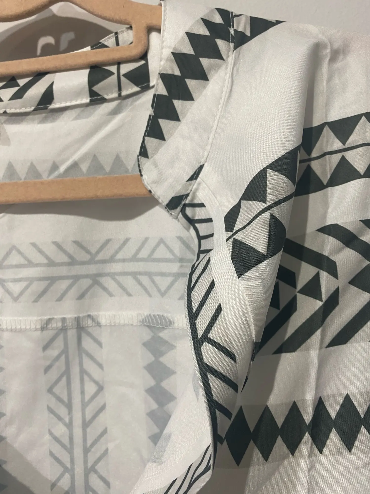 

Fashion Geometric Print Dress Women Flare Sleeve V-neck Dress for Beach Vacation Casual Loose Ladies Ruffles Flared A-Line Dress