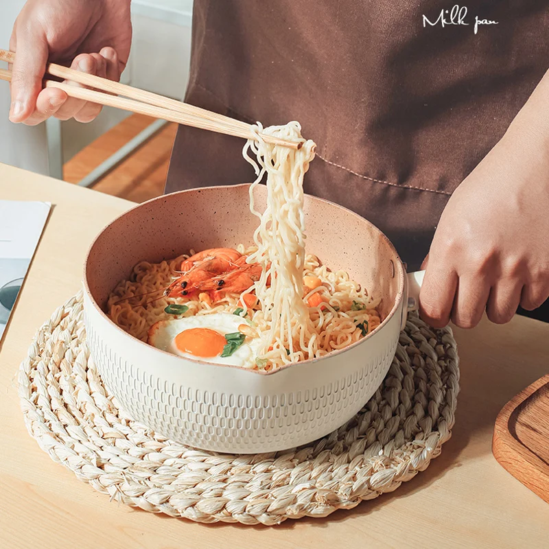 Бытовая кухонная сковорода с антипригарным покрытием для приготовления