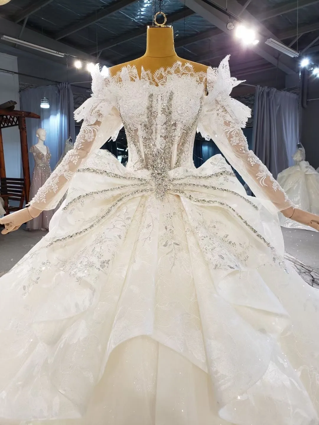 2021 Luxury Arabic Ball Gown Wedding Dresses Beaded Jewel Neck Lace Appliqued Long Sleeve Modest Wedding Gowns Custom Made