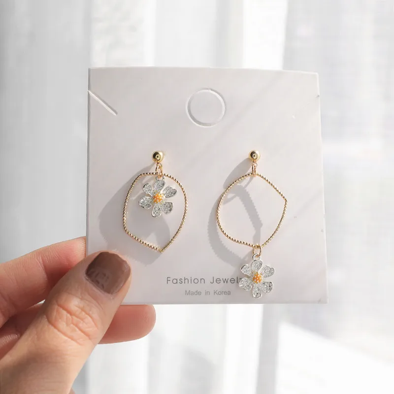 Женские серьги гвоздики с геометрическим узором золотого треугольника